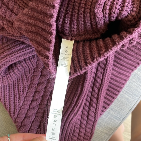 Lululemon Bring The Cozy Turtleneck Size 6 - Picture 6 of 10